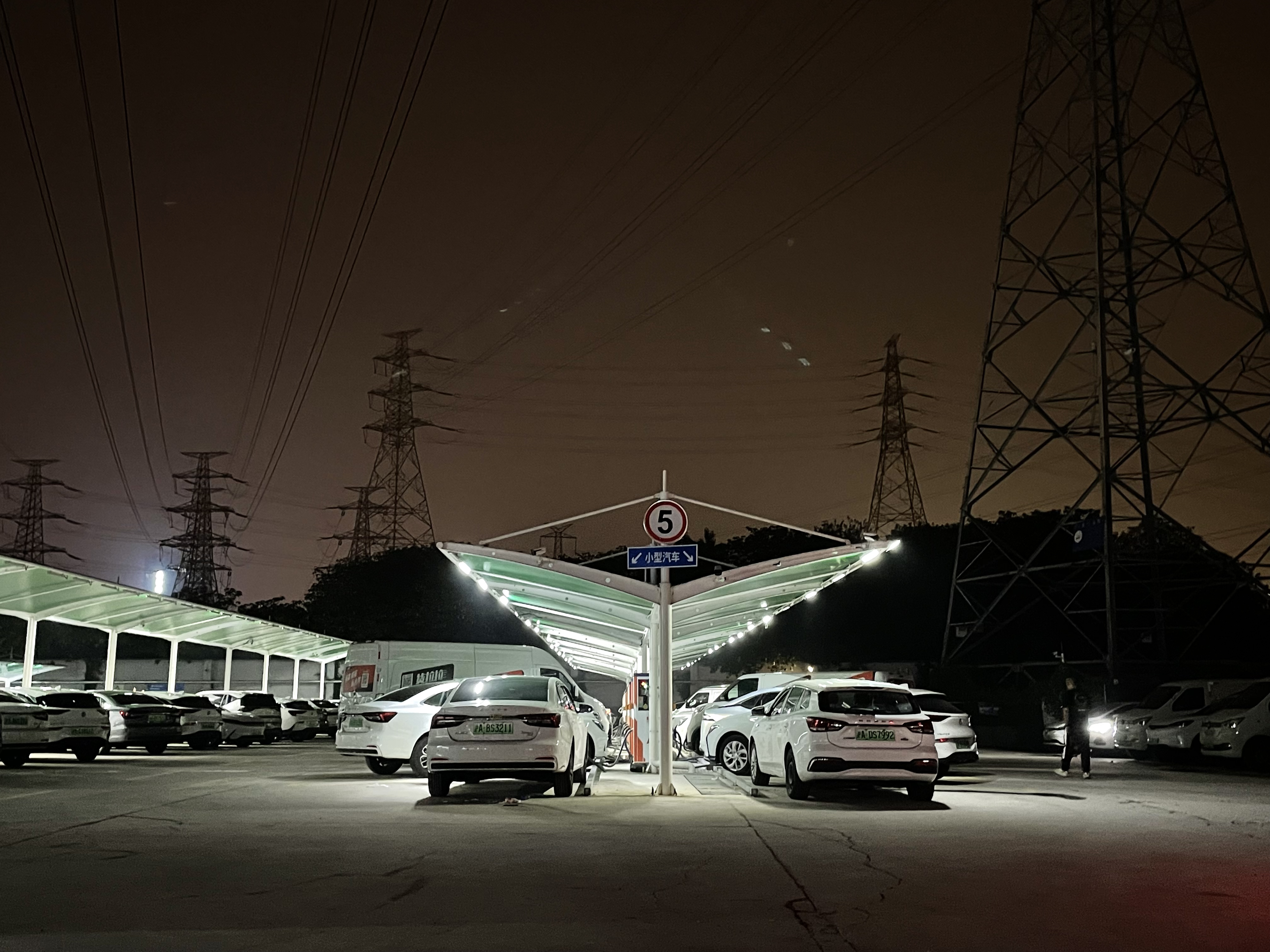 網約車司機，“卷”在車流里